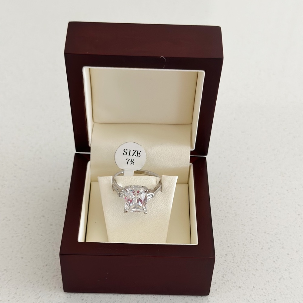 ITALO THREE STONE CREATED WHITE
SAPPHIRE BRIDAL SET